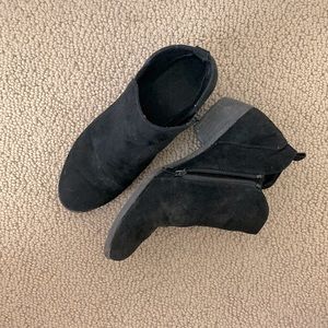 Women’s black, size 6 1/2, low rise boots, Arizona brand.